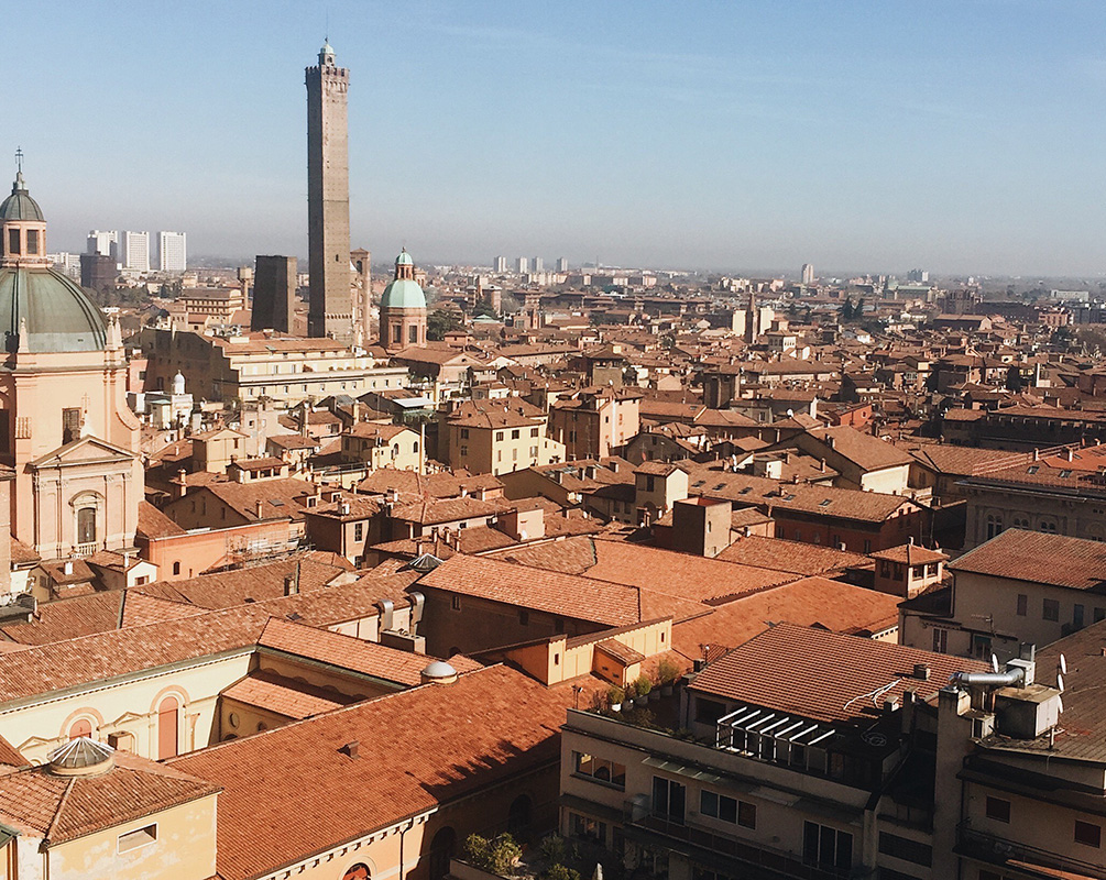 Студентки ВШУиБ в Болонье учатся и путешествуют по Италии онлайн