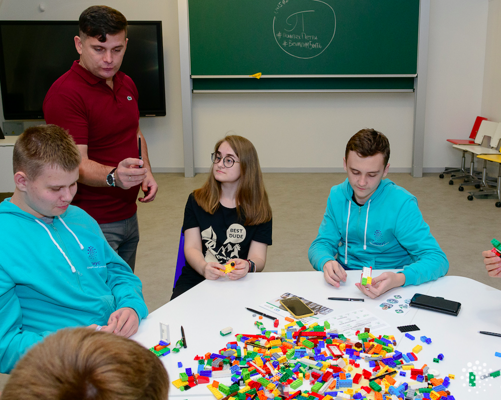 Доцент Высшей школы управления и бизнеса Дмитрий Тихонов рассказал школьникам «Сириуса» о Lego Serious Play